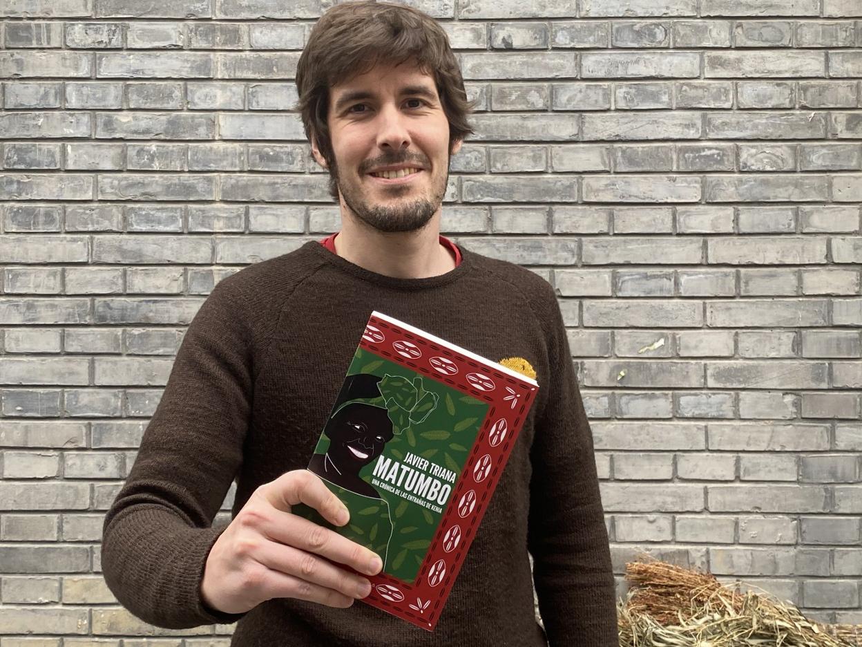 El escritor y periodista logroñés Javier Triana posa en China con un ejemplar de su nuevo libro, 'Matumbo'. 