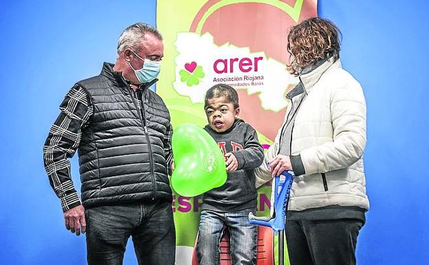 Echeita, con otros dos miembros de ARER en su sede. 