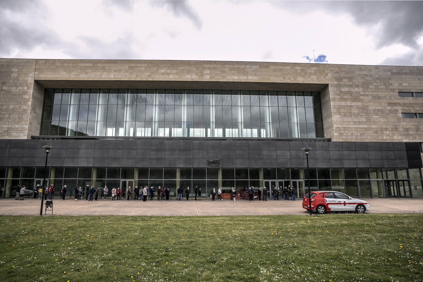 Unos 1.500 logroñeses han sido citados este martes en el Palacio de Congresos de la capital riojana