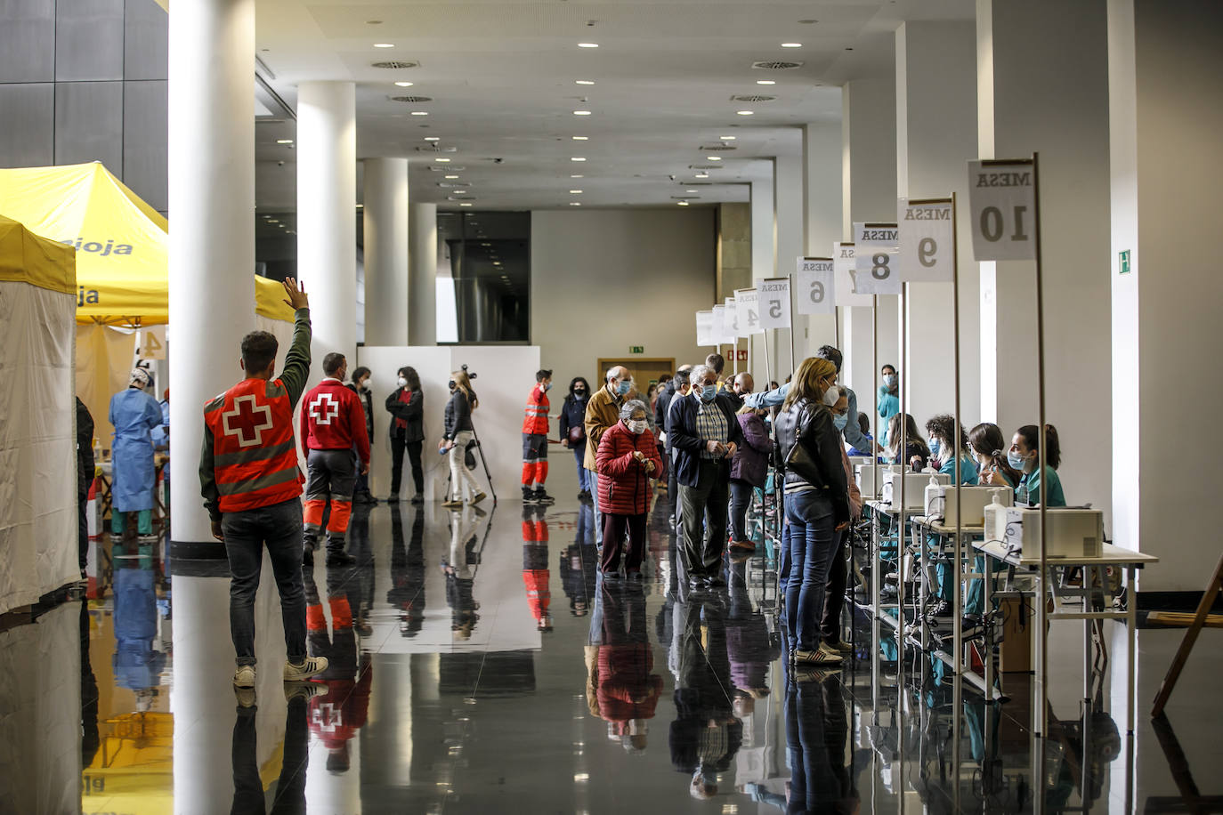 Unos 1.500 logroñeses han sido citados este martes en el Palacio de Congresos de la capital riojana