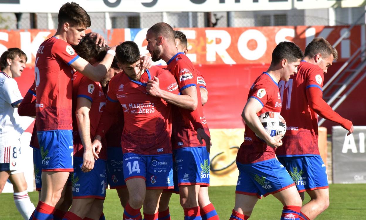 Los jugadores rojillos celebran uno de sus últimos goles de la primera fase, ante el Osasuna B. 
