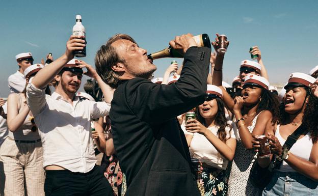 Mads Mikkelsen, un profesor dándole al champán junto a sus alumnos en 'Otra ronda'. 