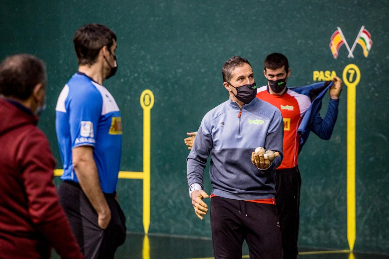 Aimar Olaizola separa material en presencia de Joseba Ezkurdia. 