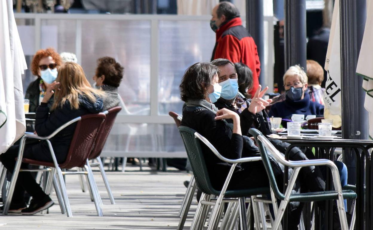 El máximo de seis personas por grupo en las terrazas se mantiene. 