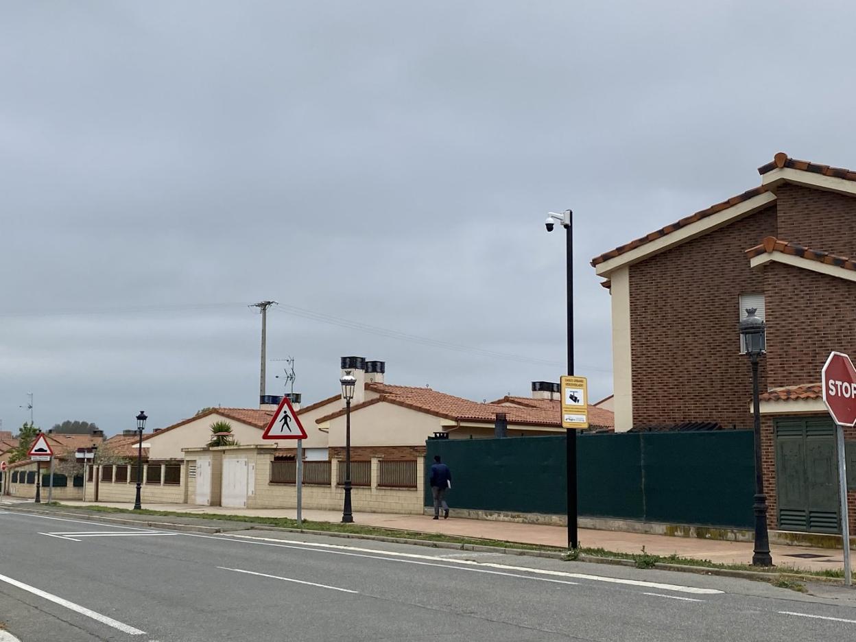 Un cartel alerta de que el visitante se adentra en una zona videovigilada, en el acceso a la localidad desde la carretera de Anguciana, calle del Horno. 