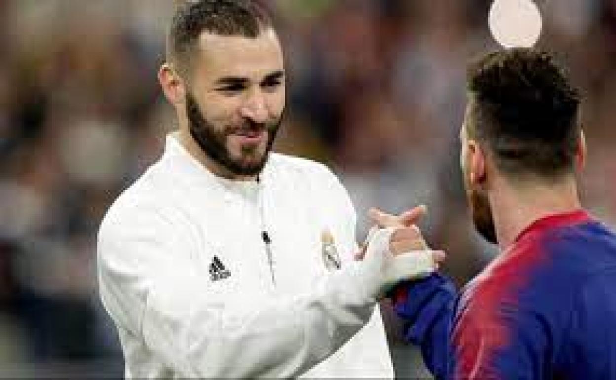 Karim Benzema y Leo Messi se saludan antes de un clásico. 