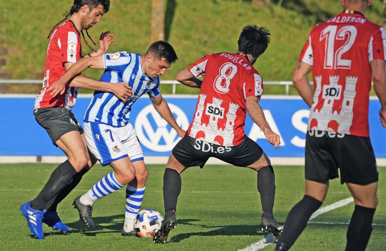 Los blanquirrojos Ledo y Rodellar presionan a un jugador de la Real Sociedad B en Zubieta. 