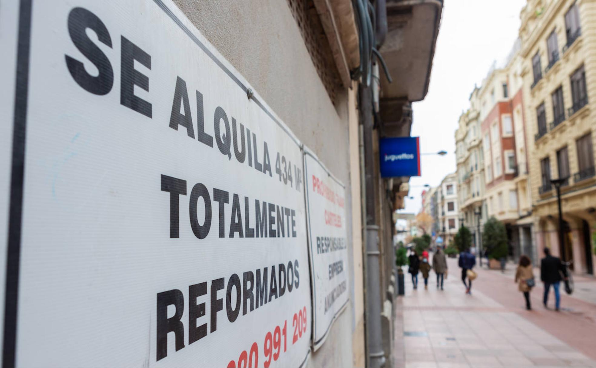 Carteles que anuncian el alquiler de un local en la calle Presidente Calvo Sotelo, en Logroño.