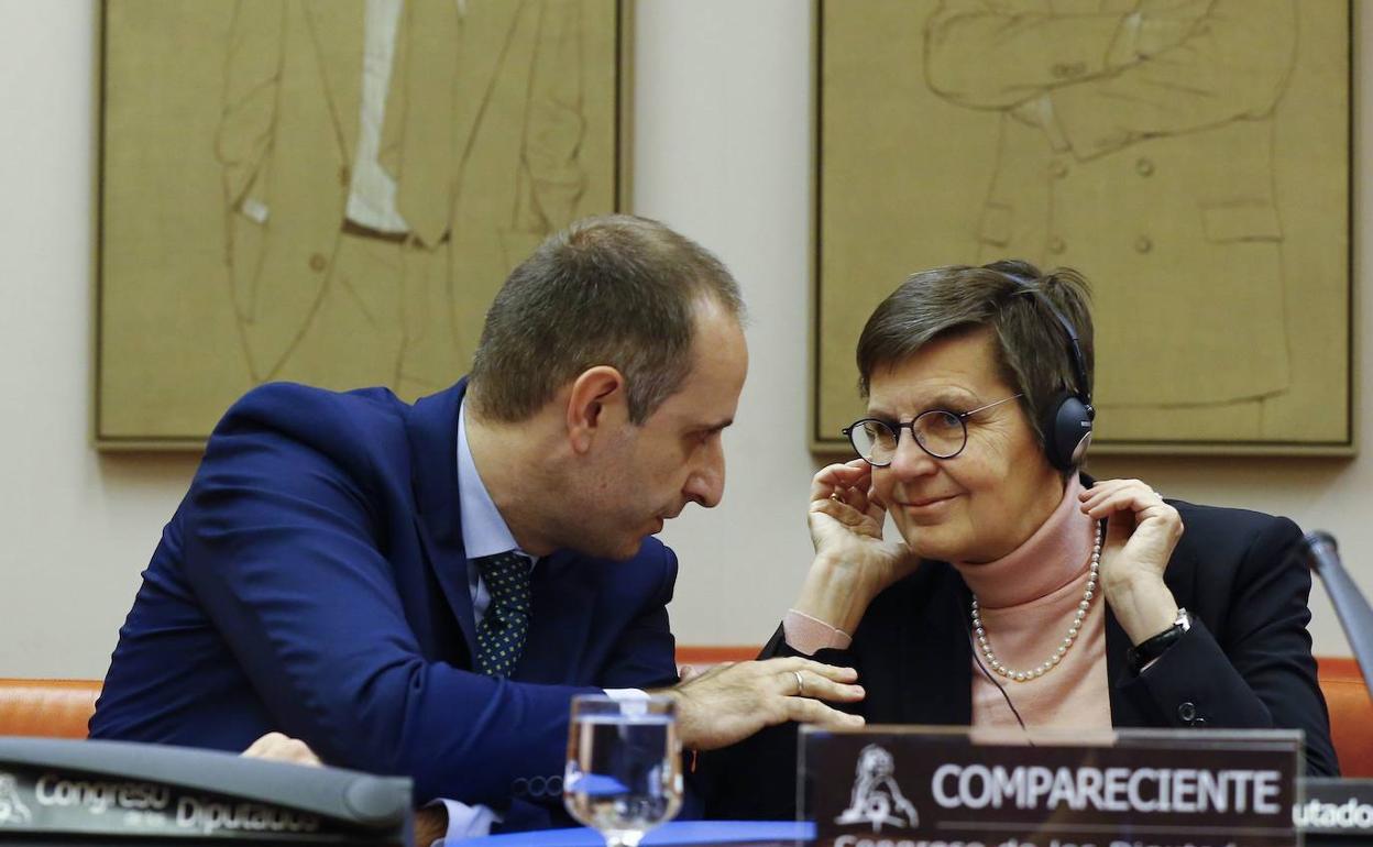 La presidenta de la JUR, Elke König, durante una comparecencia en el Congreso. 