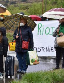 Imagen secundaria 2 - Maletas en la carretera como protesta contra los parques eólicos