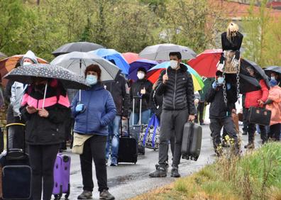 Imagen secundaria 1 - Maletas en la carretera como protesta contra los parques eólicos