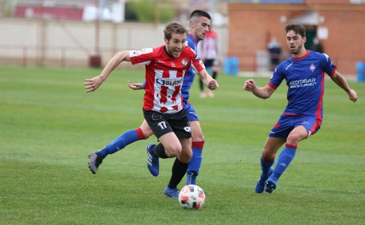 Un momento del encuentro entre la SD Logroñés y el Amorebieta.