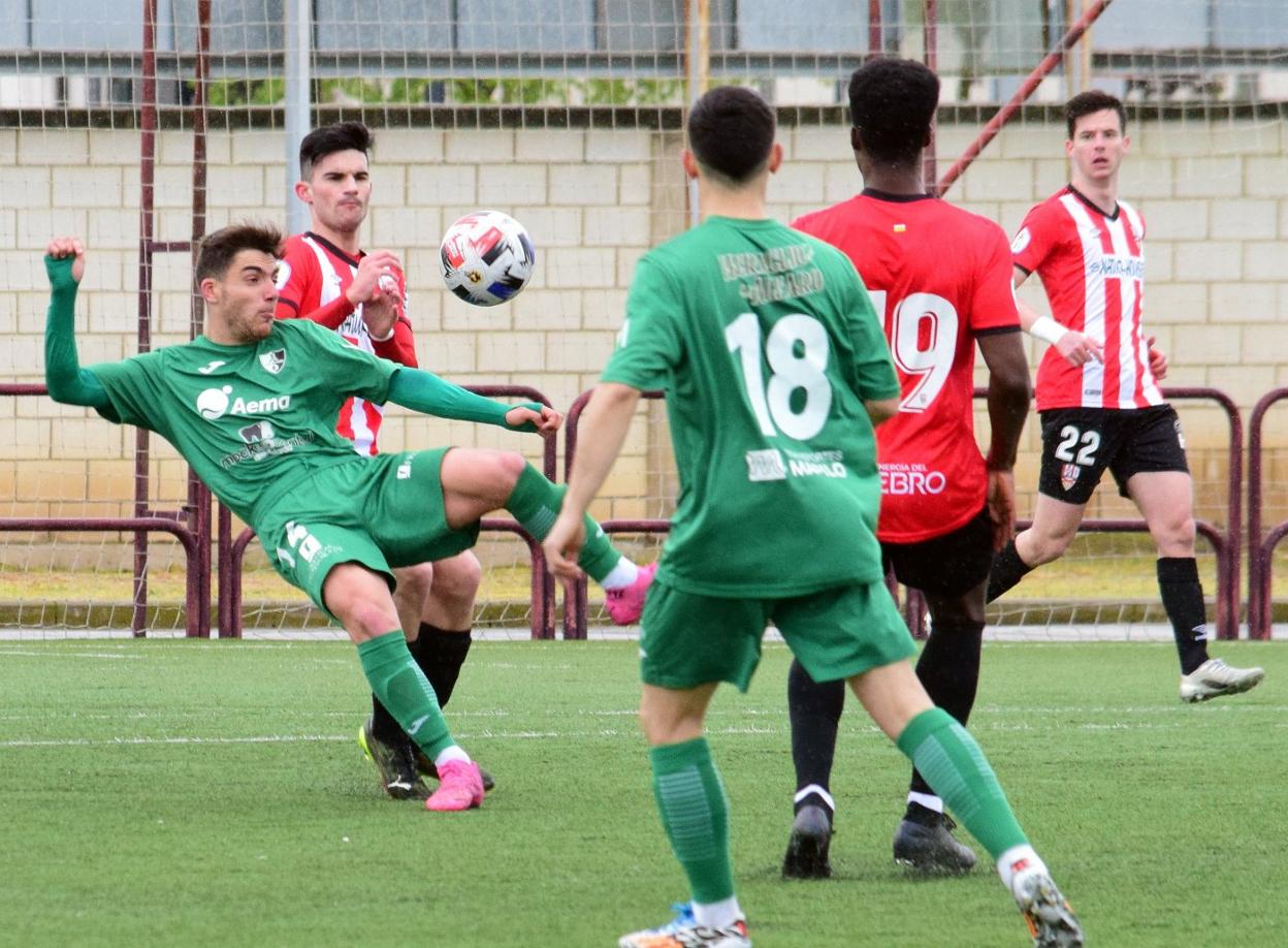 Fernando Albín, autor del gol, juega el balón presionado por rivales. 