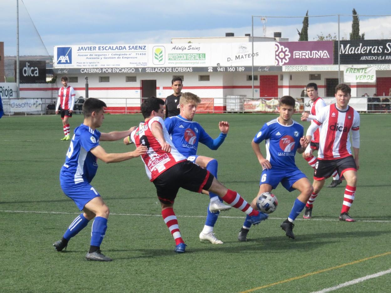 Tres jugadores del Comillas tapan el intento de Mauleón de controlar. 