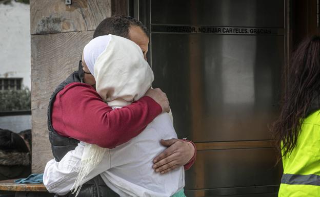 La hermana de la víctima recibe ánimos en Oyón. 