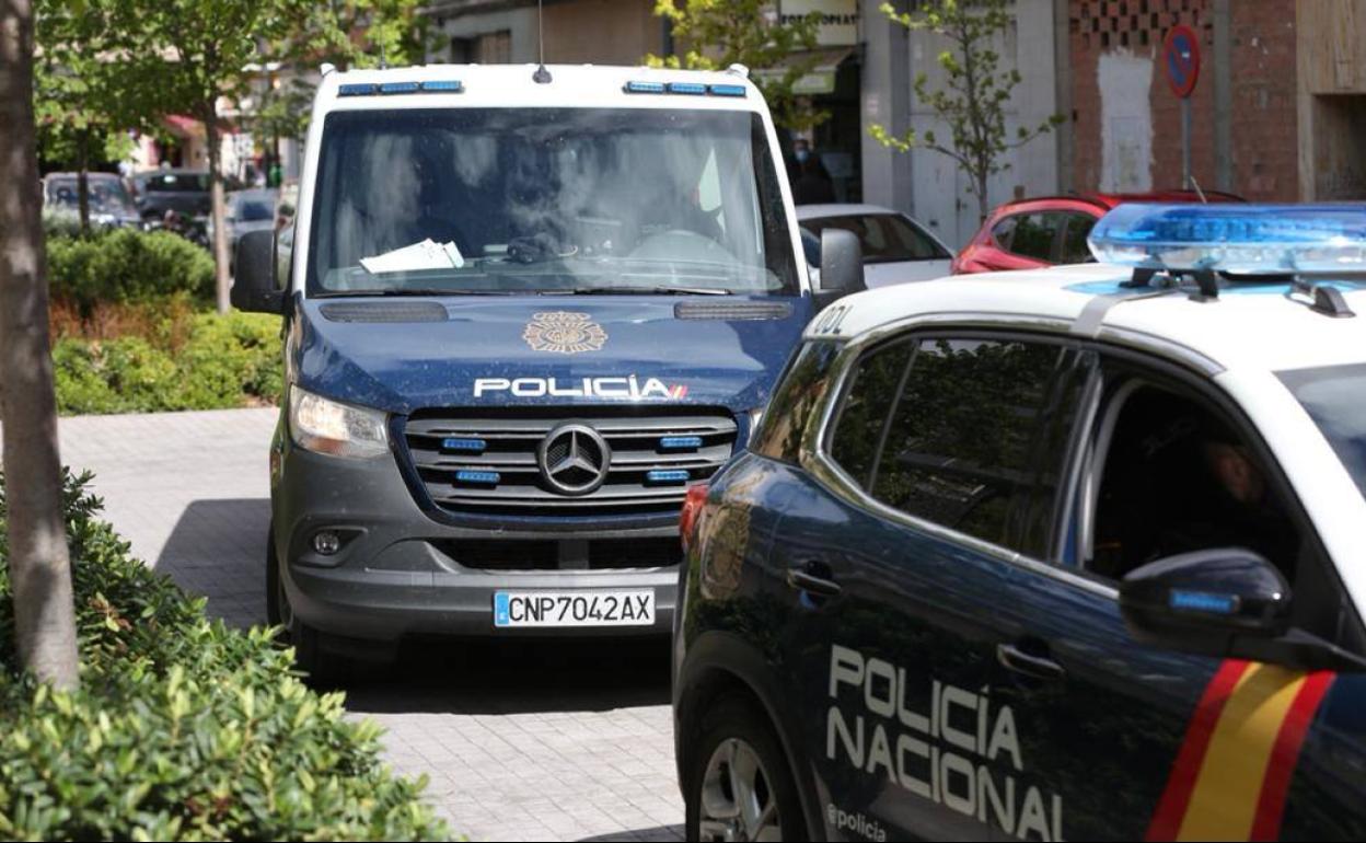 Llegada de los vehículos de la Policía Nacional, este mediodía, a los Juzgados de Logroño. 