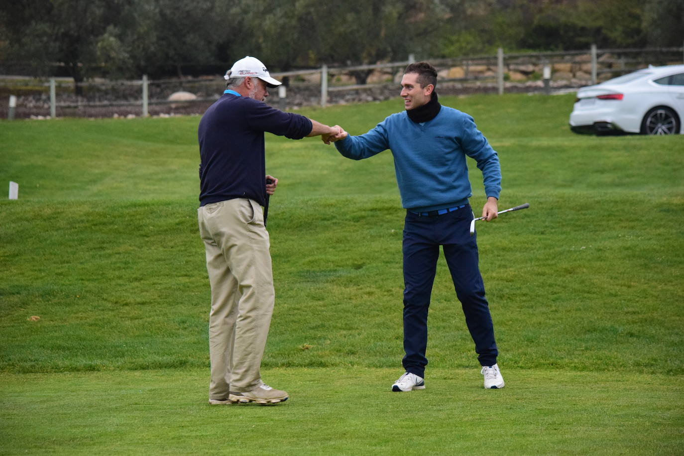 Los jugadores disfrutaron de una gran jornada de golf en el primer torneo de la Liga de Golf y Vino.