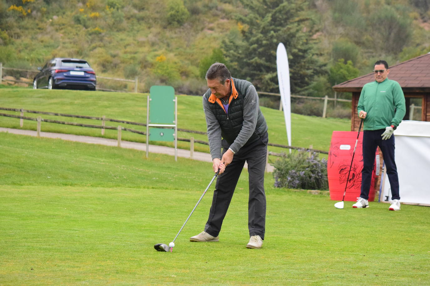 Los jugadores disfrutaron de una gran jornada de golf en el primer torneo de la Liga de Golf y Vino.