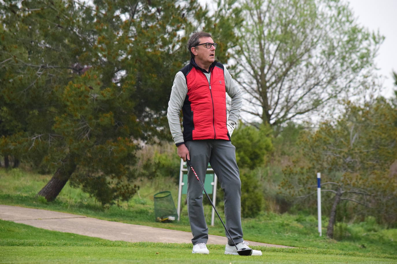 Los jugadores disfrutaron de una gran jornada de golf en el primer torneo de la Liga de Golf y Vino.