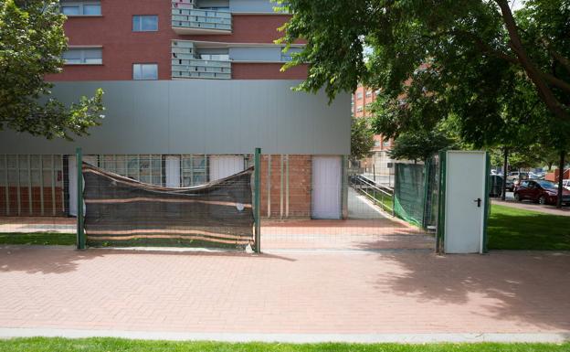 Apartamentos turísticos en construcción en los bajos de un edificio de la plaza Miguel Hernández.