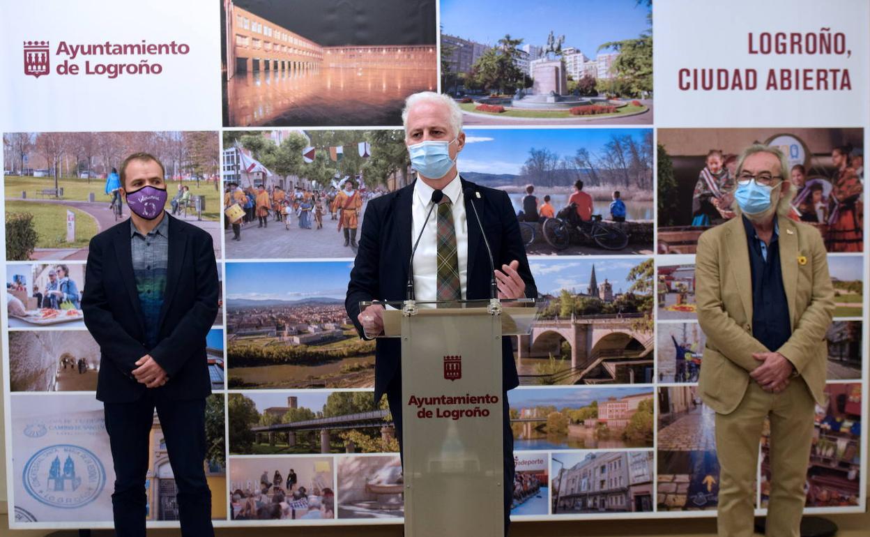 Hermoso de Mendoza, en el centro, y Zúñiga, a la derecha, durante la presentación de la candidatura de Logroño a Capital Verde Europea. 