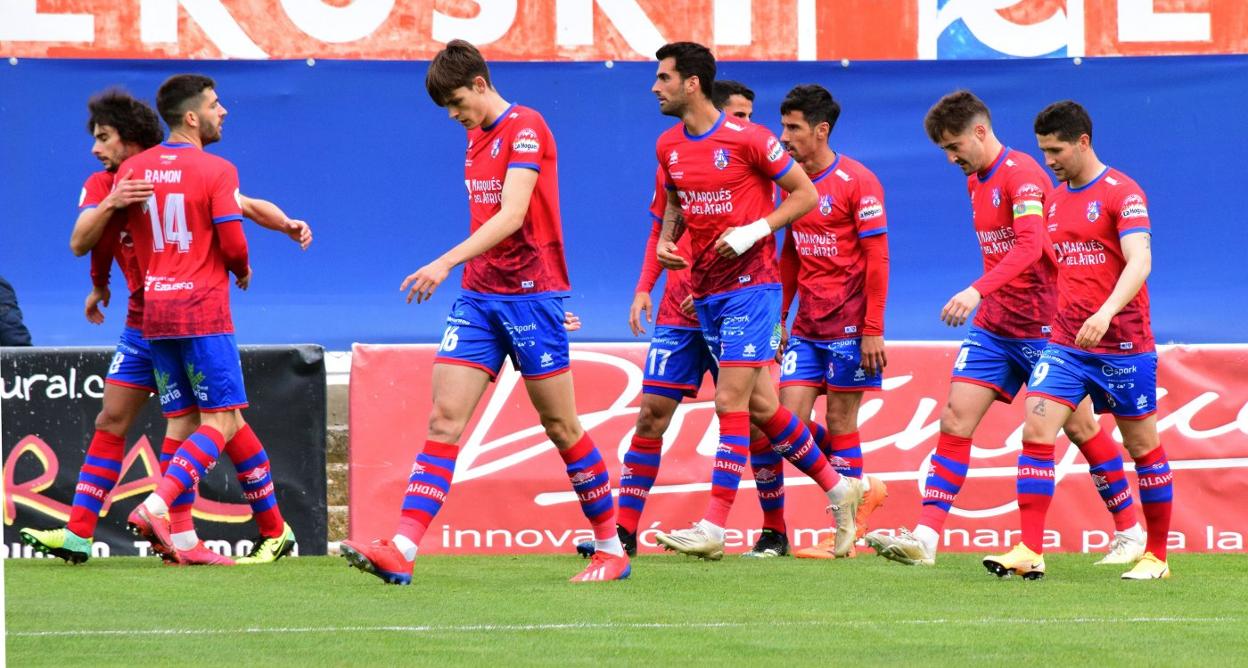 Los futbolistas rojillos celebran el gol conseguido ante la Real Sociedad B. 