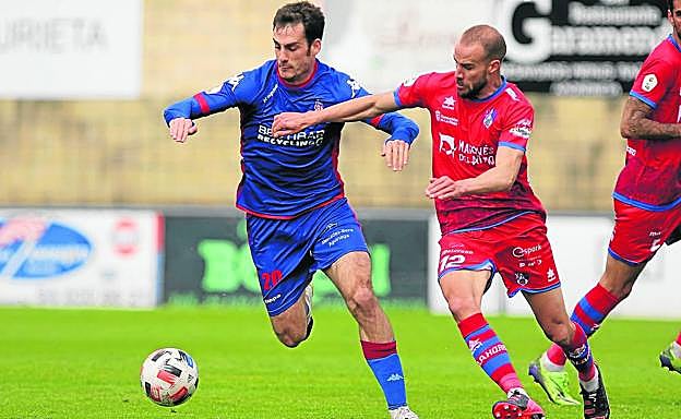 Borja Vicent pugna con un rival. 