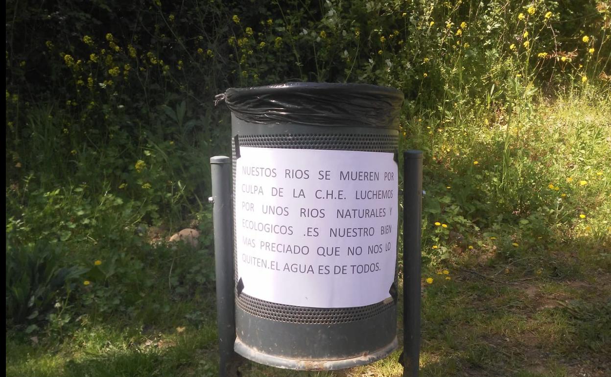 Carteles en el parque del Iregua: «Nuestros ríos se mueren por culpa de la CHE»