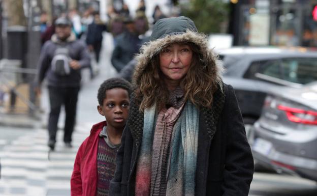 Catherine Frot y Mahamadou Yaffa en 'Bajo las estrellas de París'.