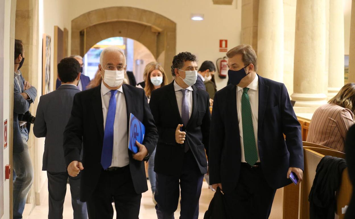 Ceniceros, Cuevas y Bretón, en los pasillos del parlamento riojano