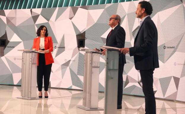 Los candidatos a la presidencia de la Comunidad de Madrid, (i-d) Isabel Díaz Ayuso, Ángel Gabilondo y Edmundo Bal, durante el inicio del debate en los estudios de Telemadrid 