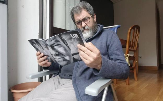 Telmo Esnal leyendo el cuento 'Ur, el gigante del mar' en el balcón de su casa de Zarautz en una imagen del filme.