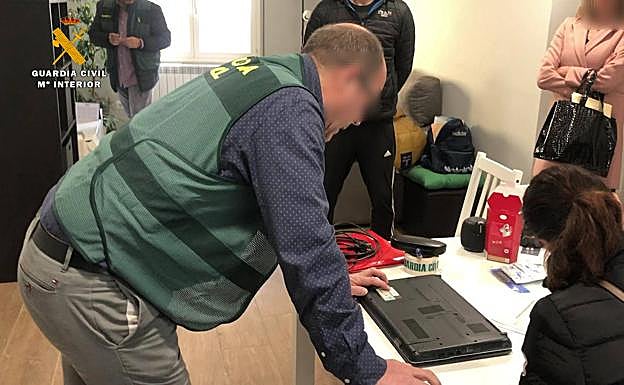 Imagen de uno de los registros llevados a cabo por la Guardia Civil en una vivienda en La Rioja. 