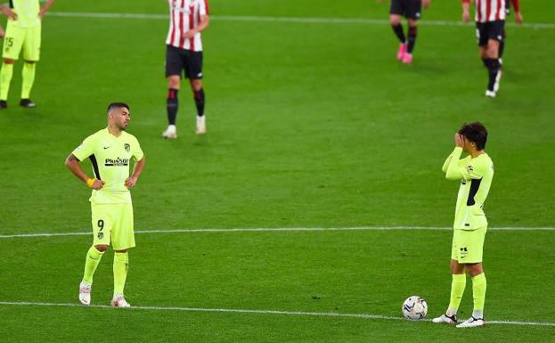 Luis Suárez y Joao Félix se lamentan tras el segundo gol del Athletic.