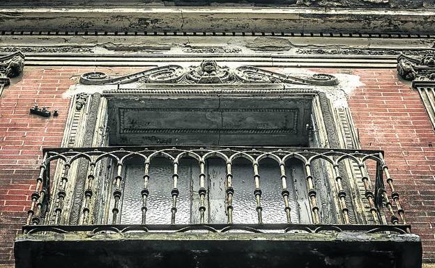 Imagen principal - Elementos. Dos miradores, cuatro balcones y la puerta de entrada con aldabas de león sobresalen en una de las fachadas más singulares del Casco Antiguo de Logroño, junto a la plaza del Mercado. 