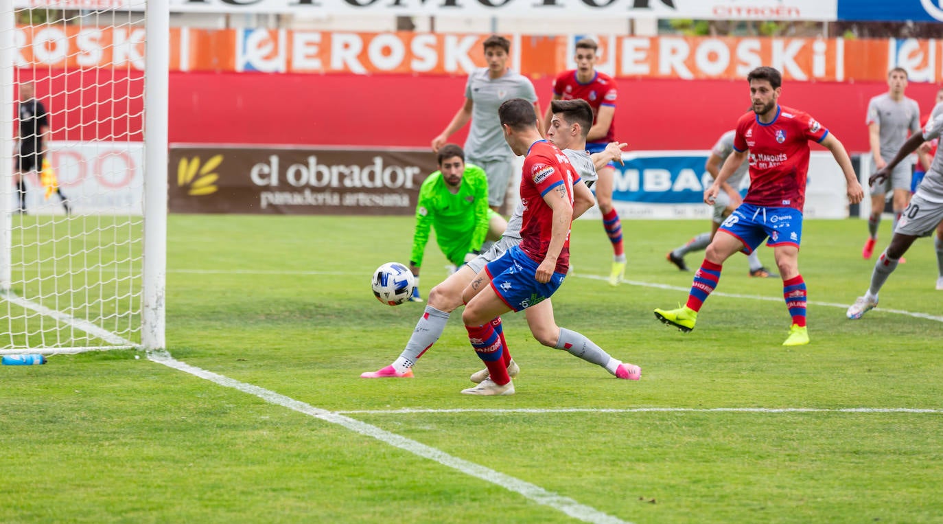 Fotos: Importantísima victoria del Calahorra ante el Athletic B