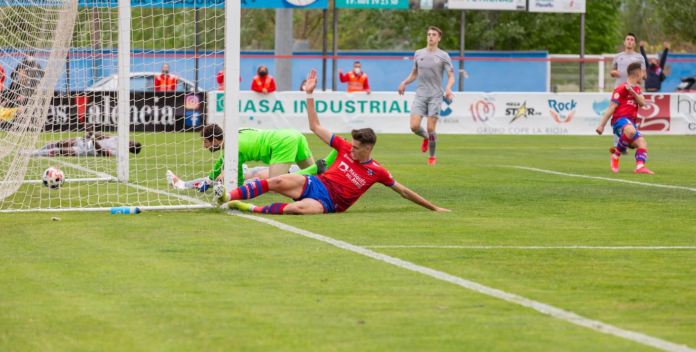 Fotos: Importantísima victoria del Calahorra ante el Athletic B