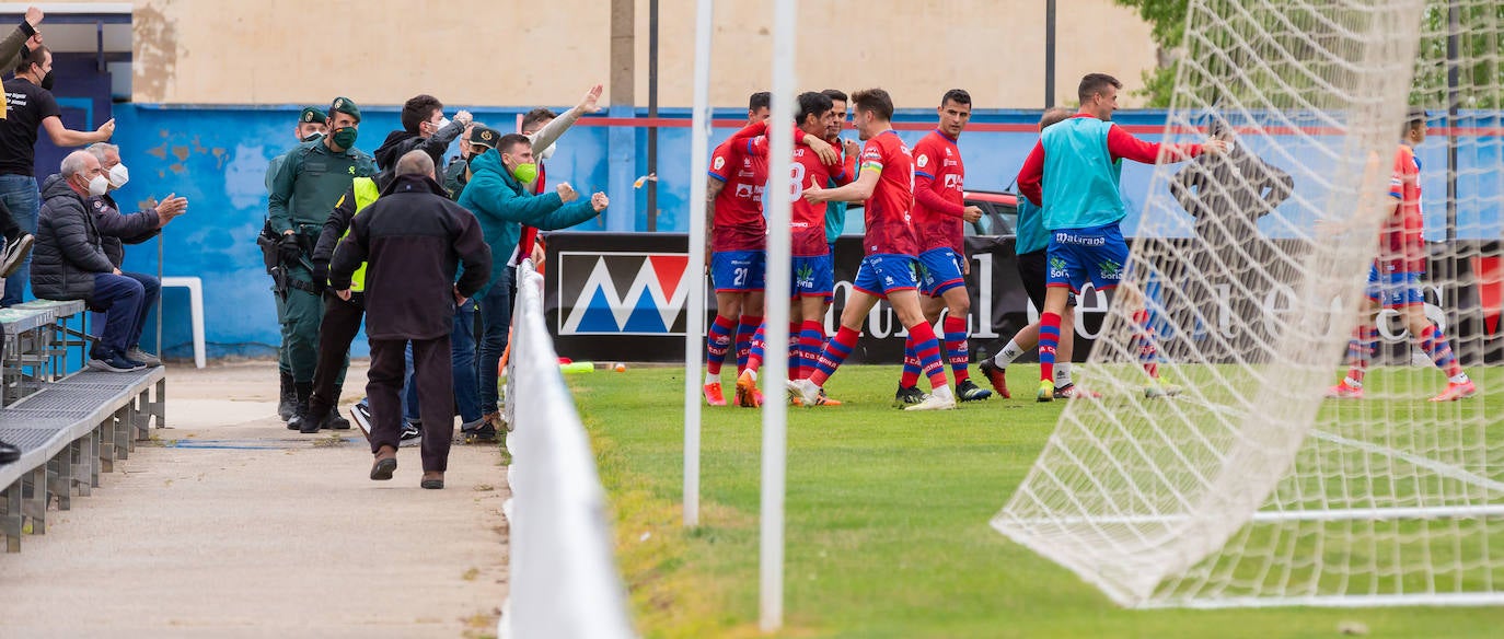 Fotos: Importantísima victoria del Calahorra ante el Athletic B