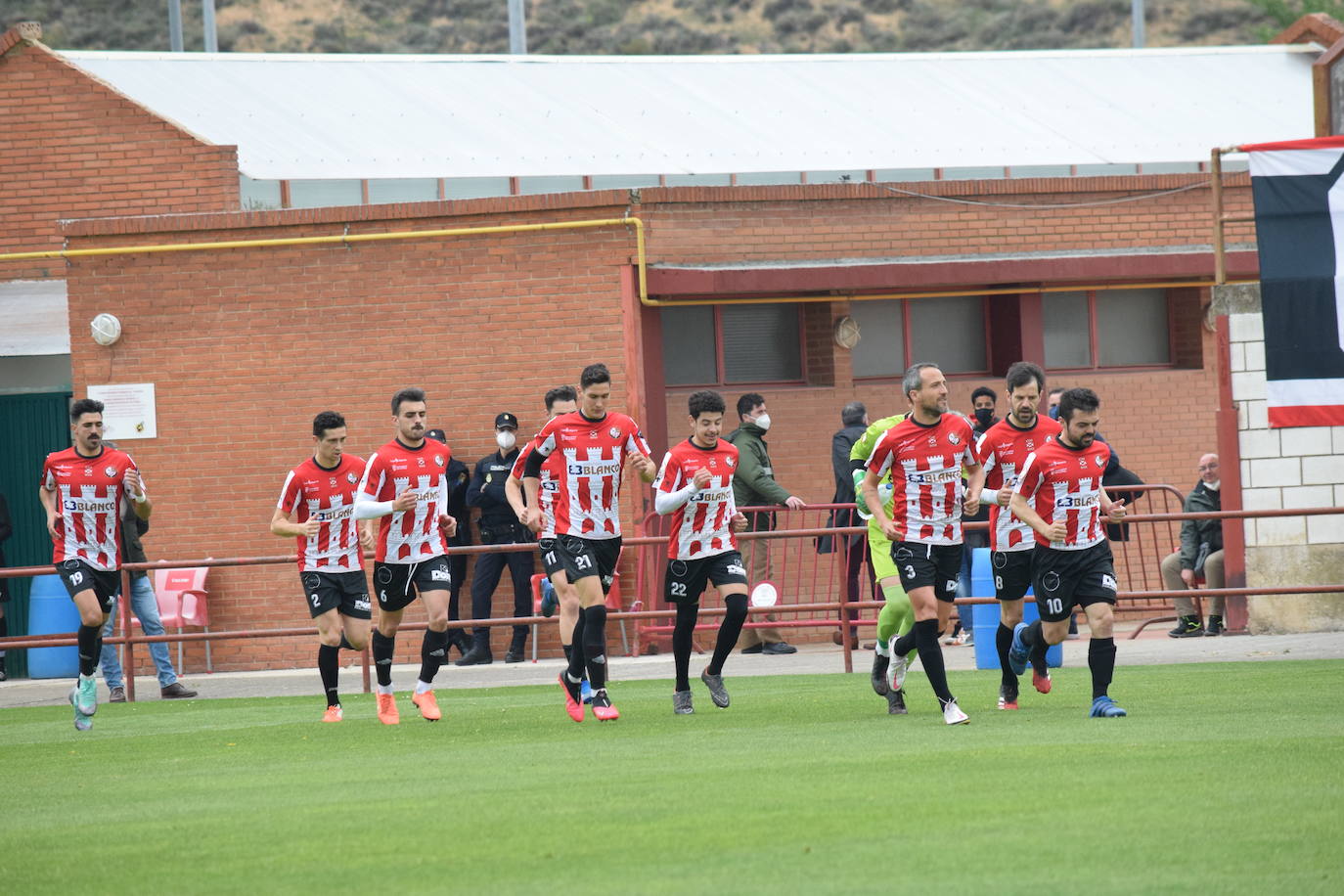 Fotos: Las imágenes del empate entre la SD Logroñés y la Real Sociedad B