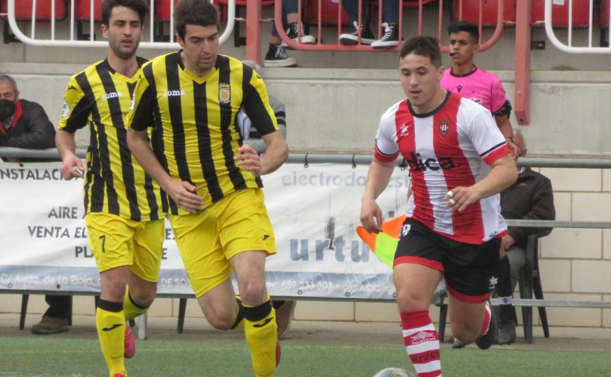 Urzanqui avanza en la internada que supuso el primer gol rinconero. 