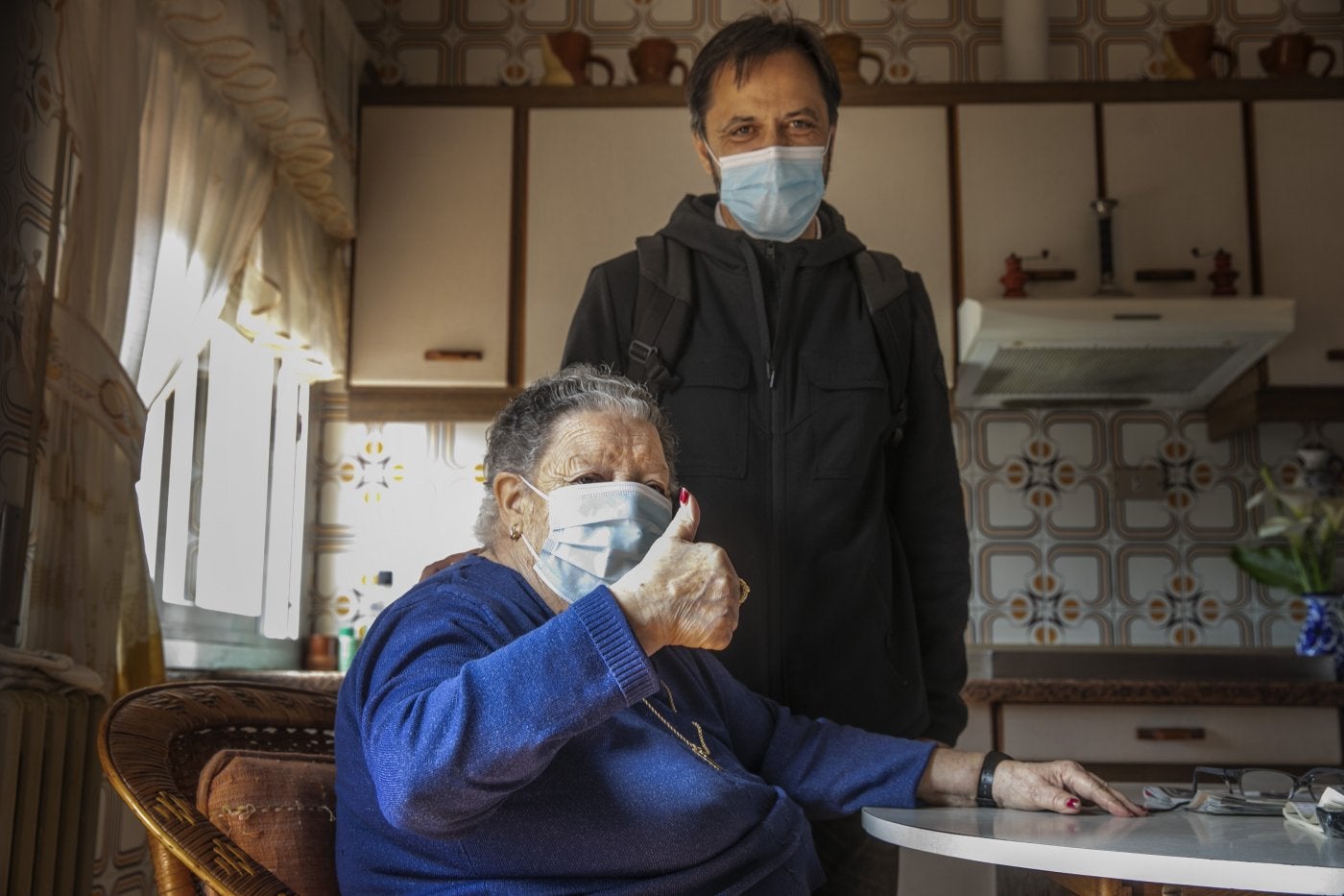 Mari Cruz muestra su satisfacción en la cocina de su domicilio tras recibir la vacuna de Janssen. 