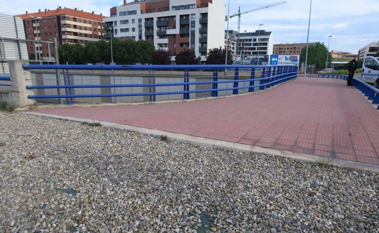 Detenida una joven por lanzar piedras a vehículos que iban por la circunvalación desde un puente de Cascajos