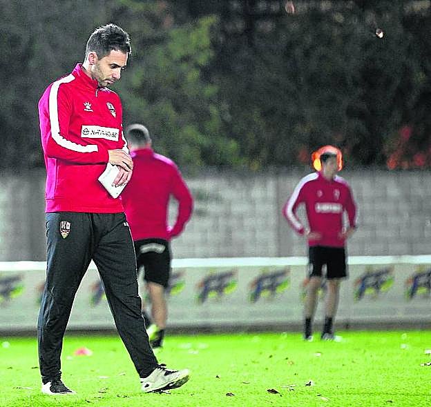 16 de noviembre de 2016. Primer entrenamiento de Sergio Rodríguez al frente de la UD Logroñés, tras el adiós de Carlos Pouso.