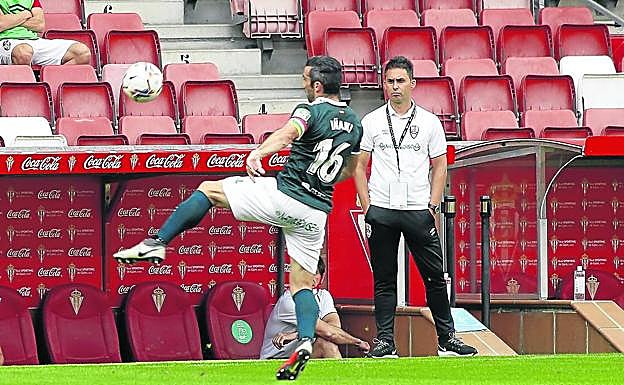12 de septiembre de 2020. Sergio Rodríguez sigue el partido desde su banquillo en El Molinón, su debut como entrenador en la categoría.