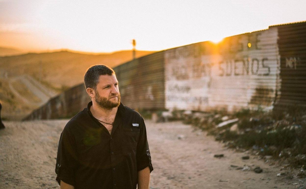 David Beriáin, durante la grabación de un reportaje para DMAX en la frontera entre México y Estados Unidos.