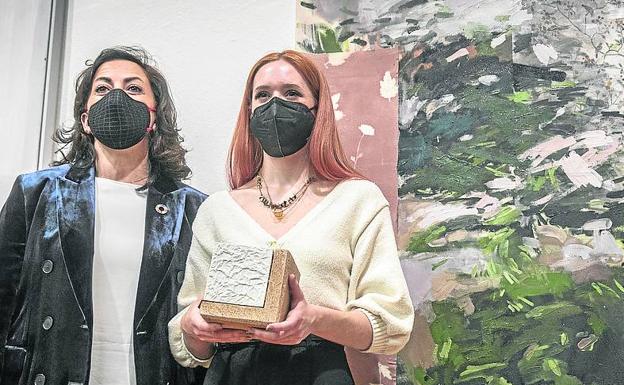 La artista najerina Lidia Martín, premio a la mejor obra joven, con la presidenta Andreu, ante 'Tierra y Cielo'. 