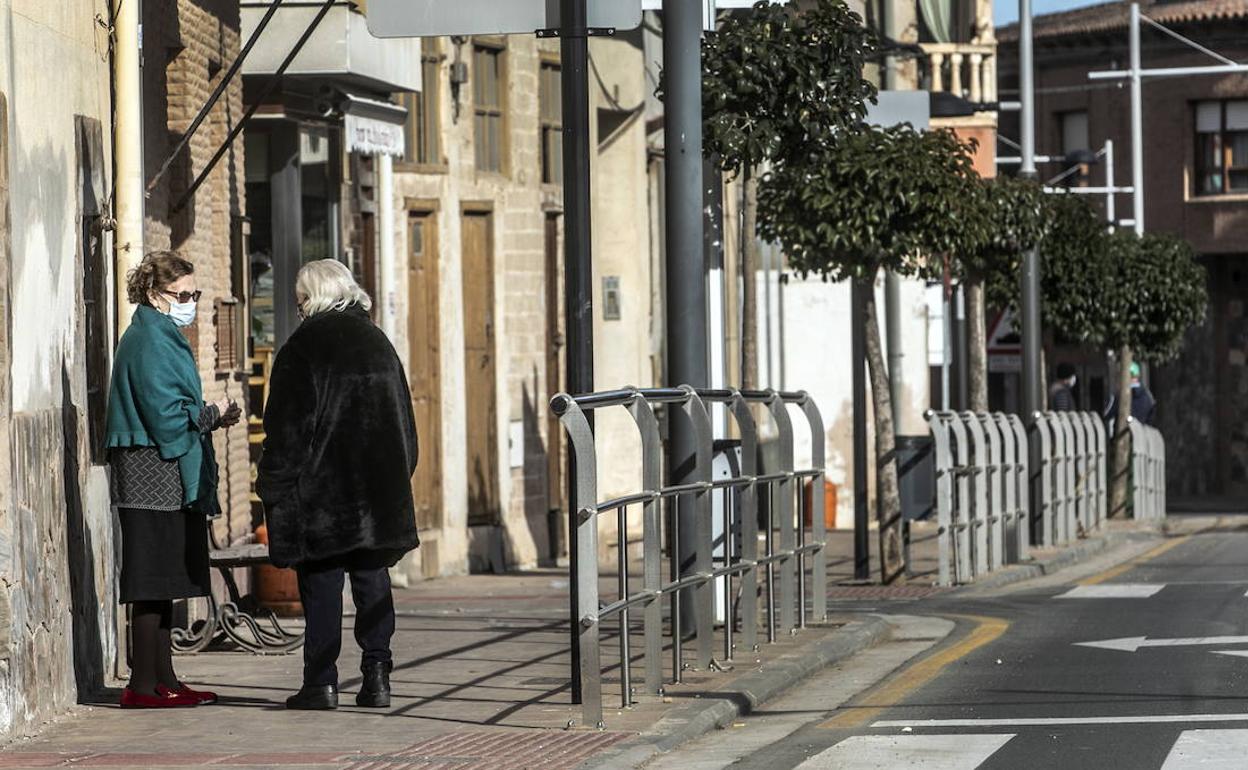 Dos mujeres hablan en una calle de Rincón de Soto