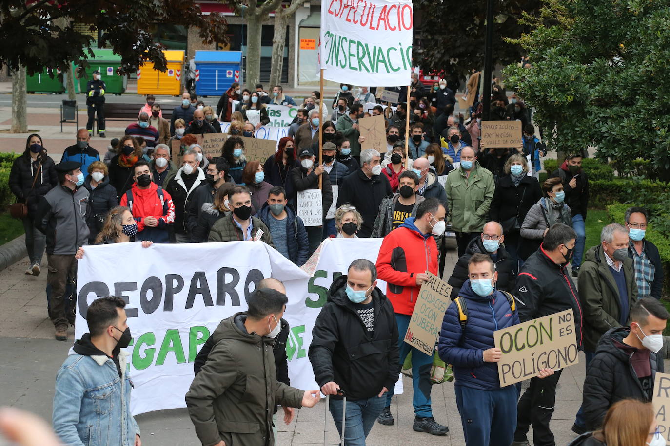 Fotos: Manifestación contra los megaparques eólicos, organizada por la Plataforma por el Desarrollo Sostenible del Alto Cidacos en Logroño