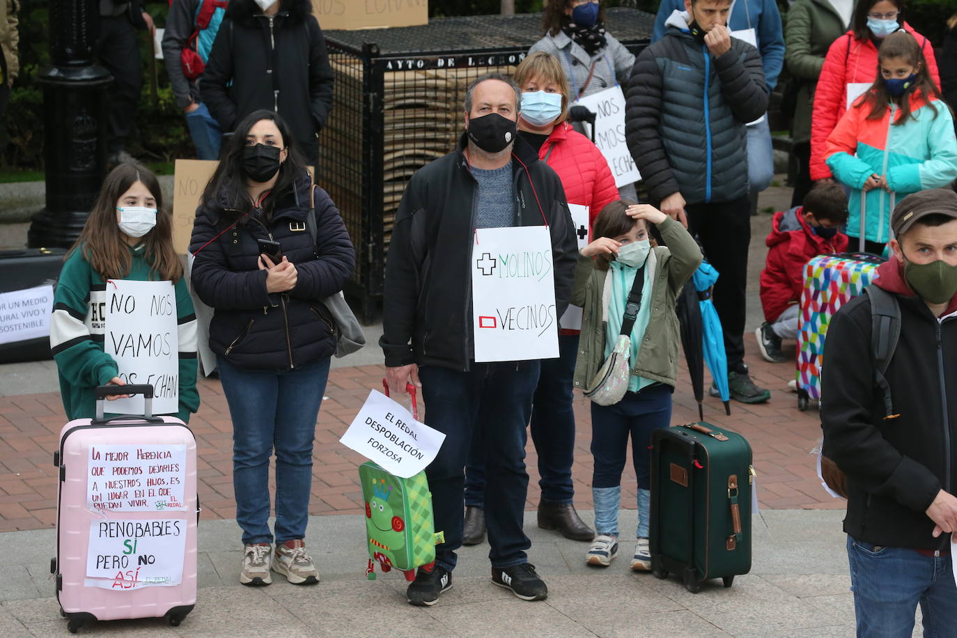 Fotos: Manifestación contra los megaparques eólicos, organizada por la Plataforma por el Desarrollo Sostenible del Alto Cidacos en Logroño