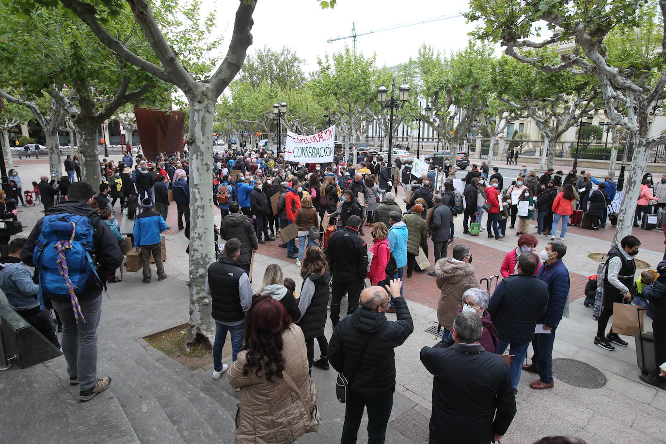 Fotos: Manifestación contra los megaparques eólicos, organizada por la Plataforma por el Desarrollo Sostenible del Alto Cidacos en Logroño